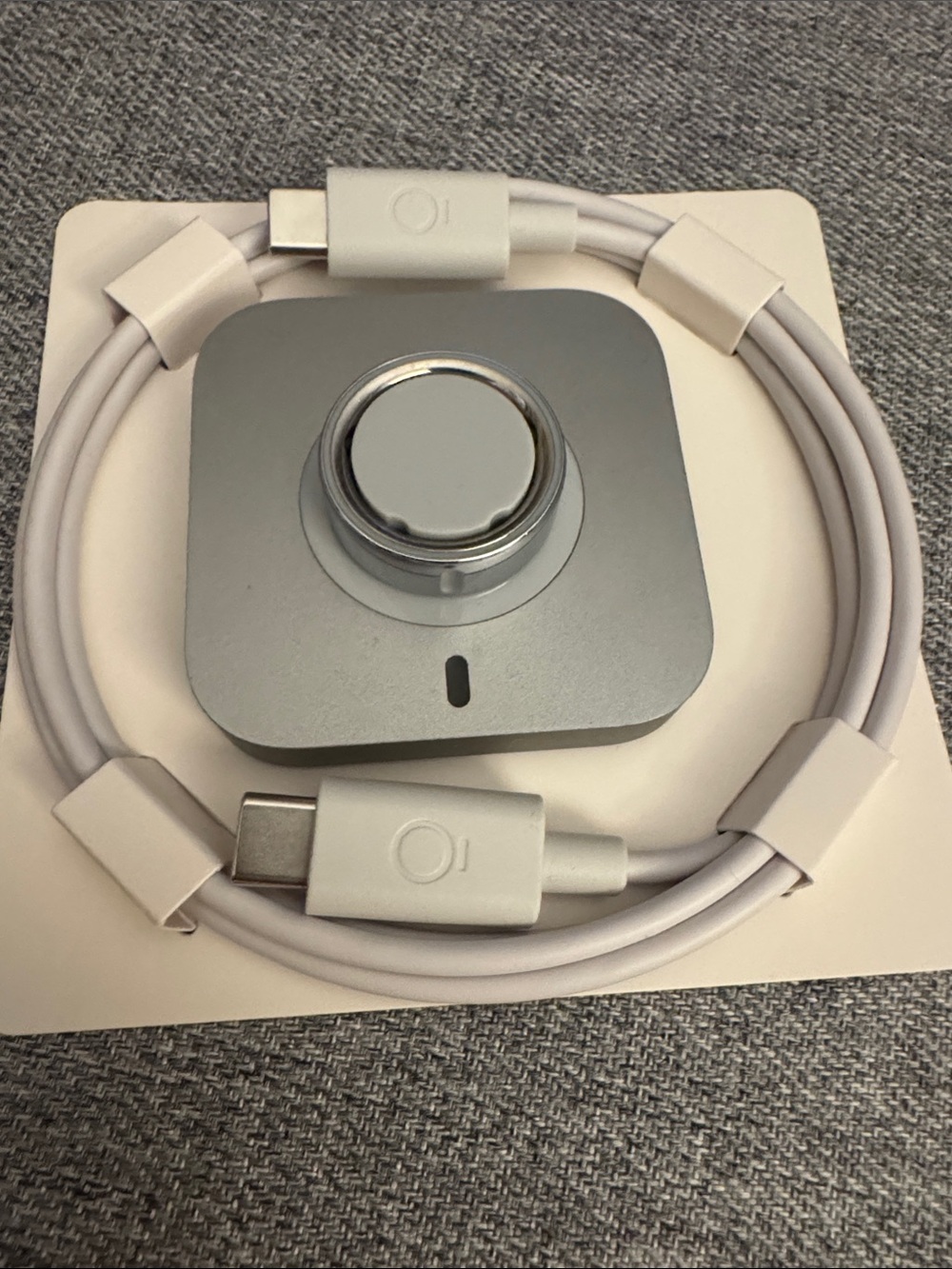 Oura 4 Silver Ring Magnetic Charging Dock with White USB-C Cable